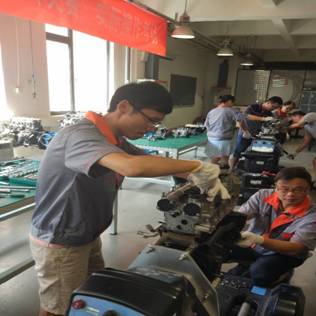 图片包含 人员, 室内, 男士, 建筑物已生成极高可信度的说明